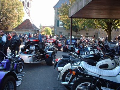 Parkplatz vor der Kirche